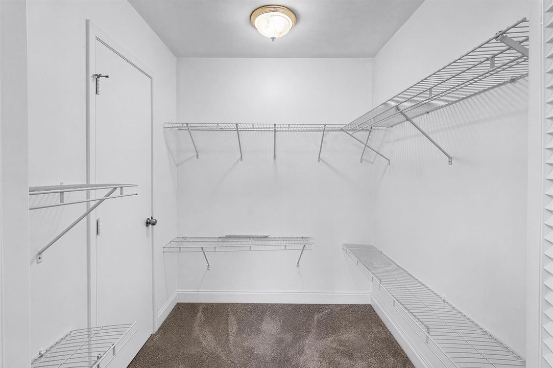 MASTER BEDROOM WALKIN
