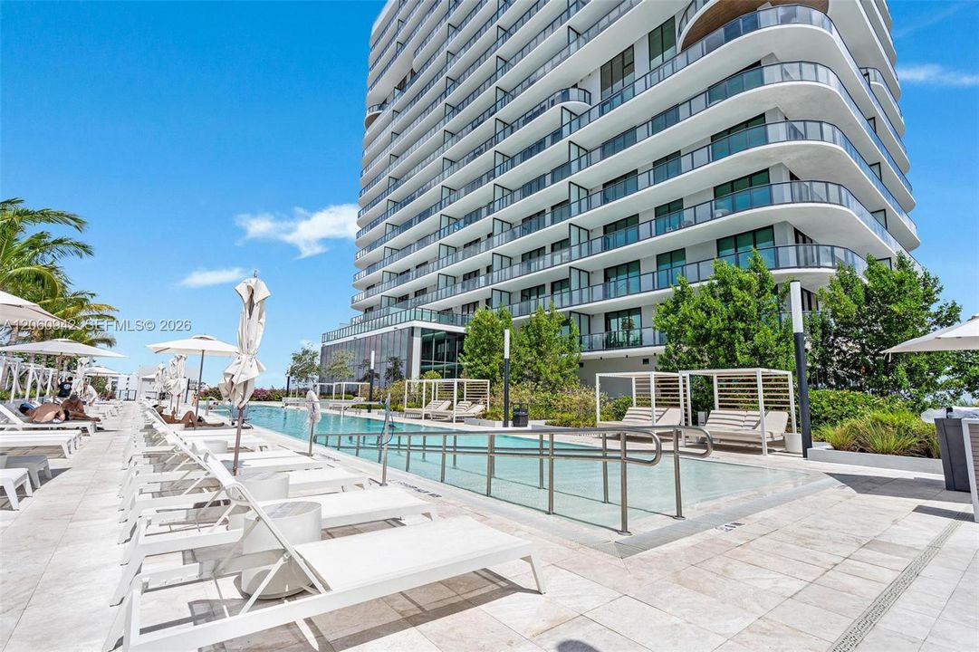 For Sale: $1,650,000 (2 beds, 2 baths, 809 Square Feet)