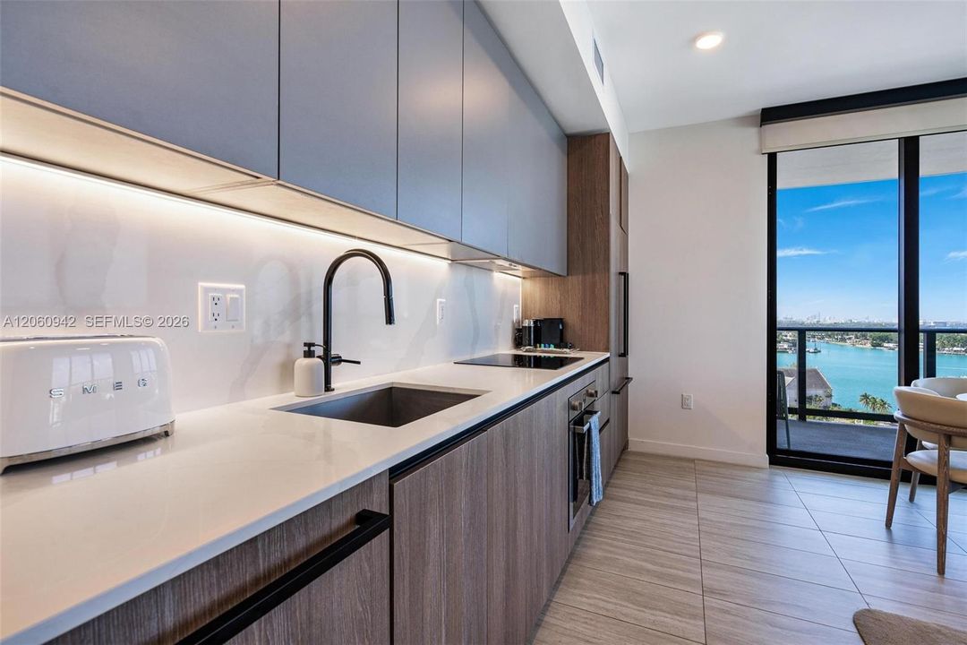 For Sale: $1,650,000 (2 beds, 2 baths, 809 Square Feet)