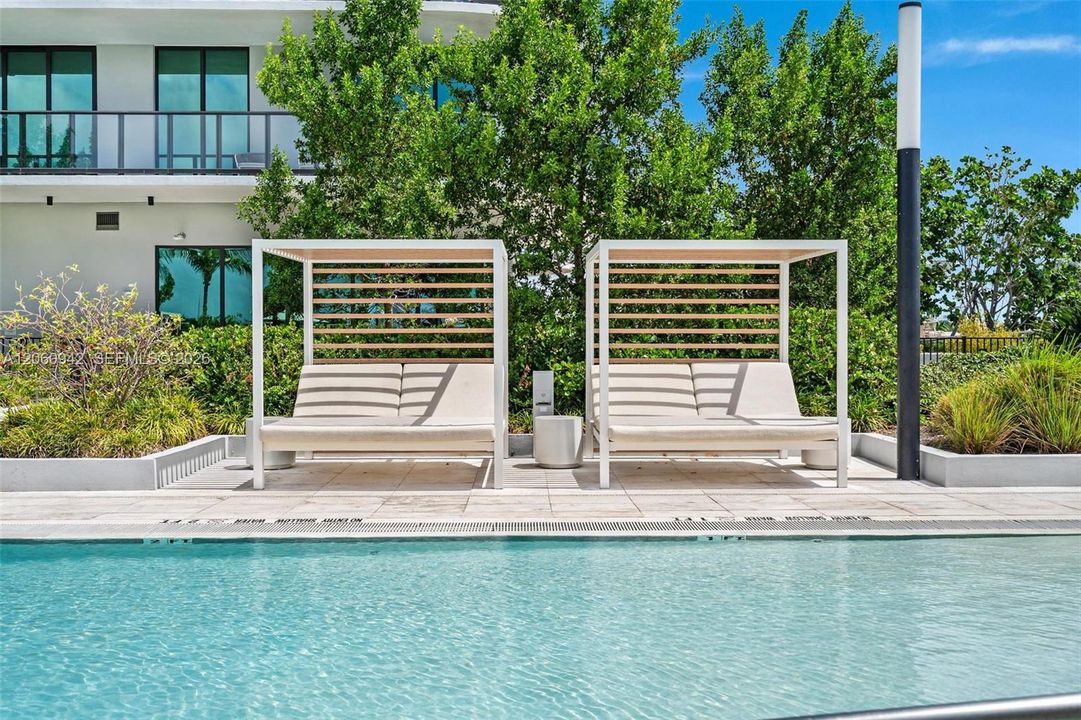 For Sale: $1,650,000 (2 beds, 2 baths, 809 Square Feet)
