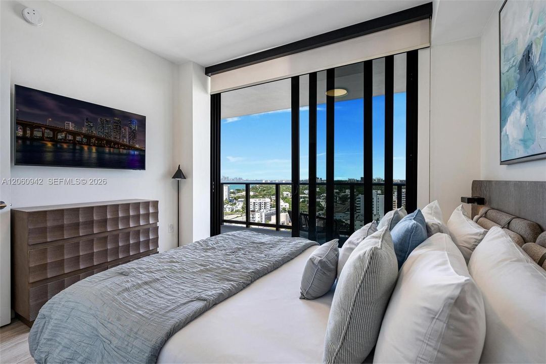 For Sale: $1,650,000 (2 beds, 2 baths, 809 Square Feet)