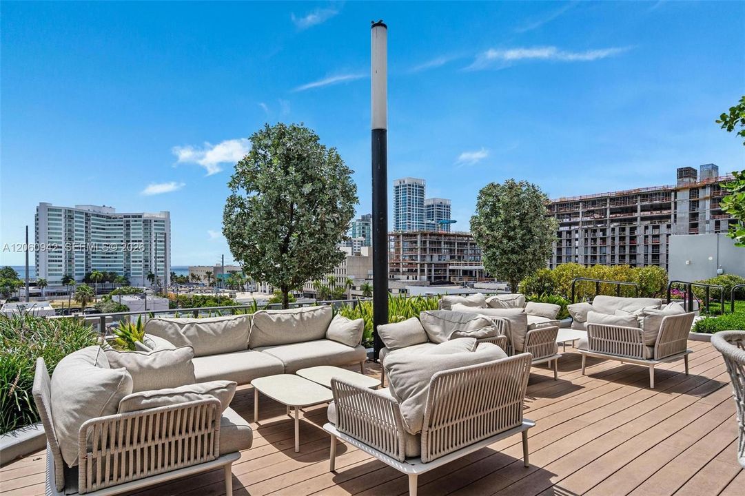 For Sale: $1,650,000 (2 beds, 2 baths, 809 Square Feet)