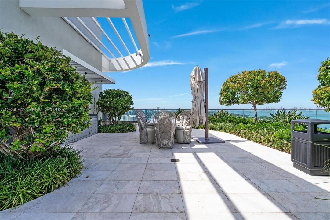 For Sale: $1,650,000 (2 beds, 2 baths, 809 Square Feet)