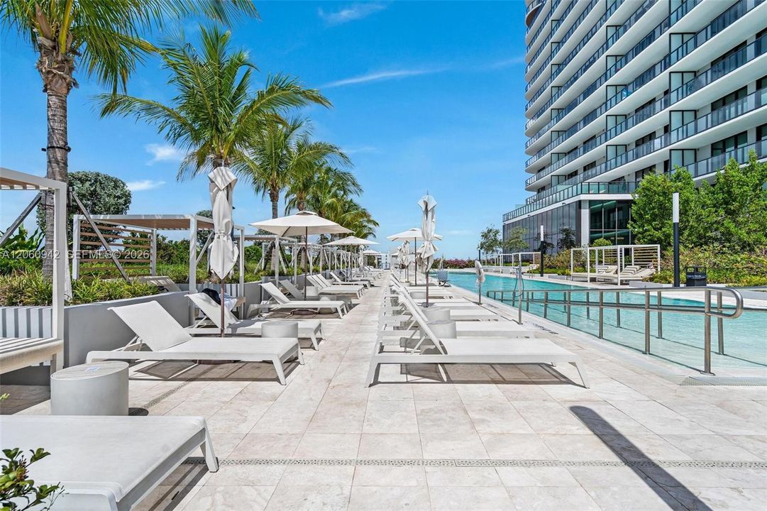 For Sale: $1,650,000 (2 beds, 2 baths, 809 Square Feet)