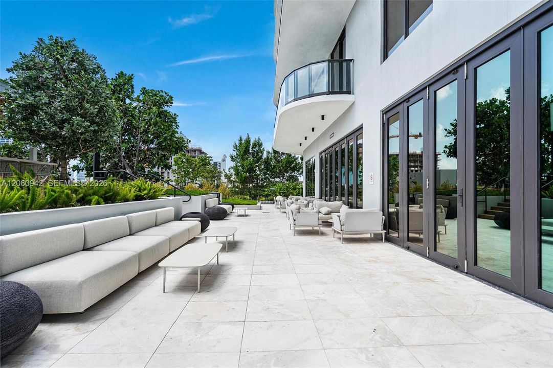 For Sale: $1,650,000 (2 beds, 2 baths, 809 Square Feet)