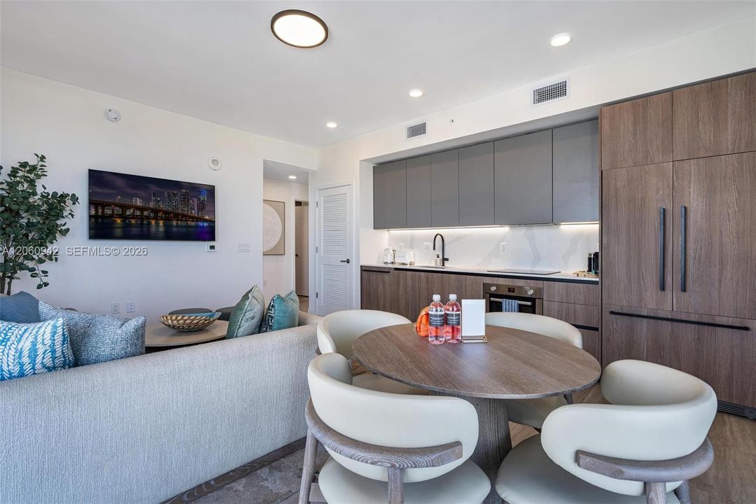 For Sale: $1,650,000 (2 beds, 2 baths, 809 Square Feet)