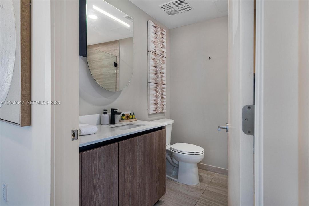 For Sale: $1,650,000 (2 beds, 2 baths, 809 Square Feet)