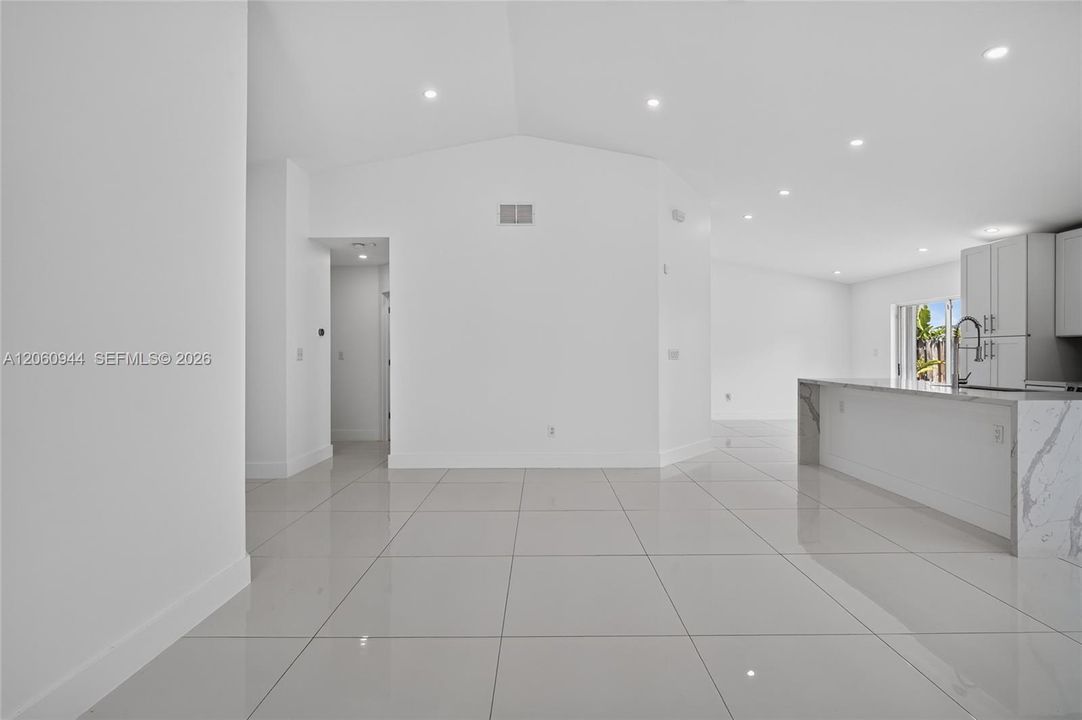 В аренду: $3,700 (3 спален, 2 ванн, 1454 Квадратных фут)