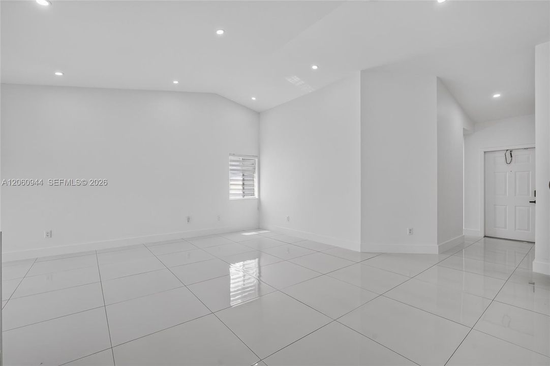 В аренду: $3,700 (3 спален, 2 ванн, 1454 Квадратных фут)