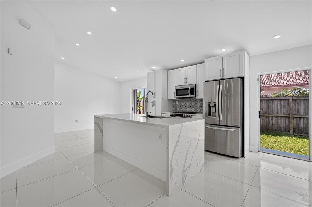 В аренду: $3,700 (3 спален, 2 ванн, 1454 Квадратных фут)