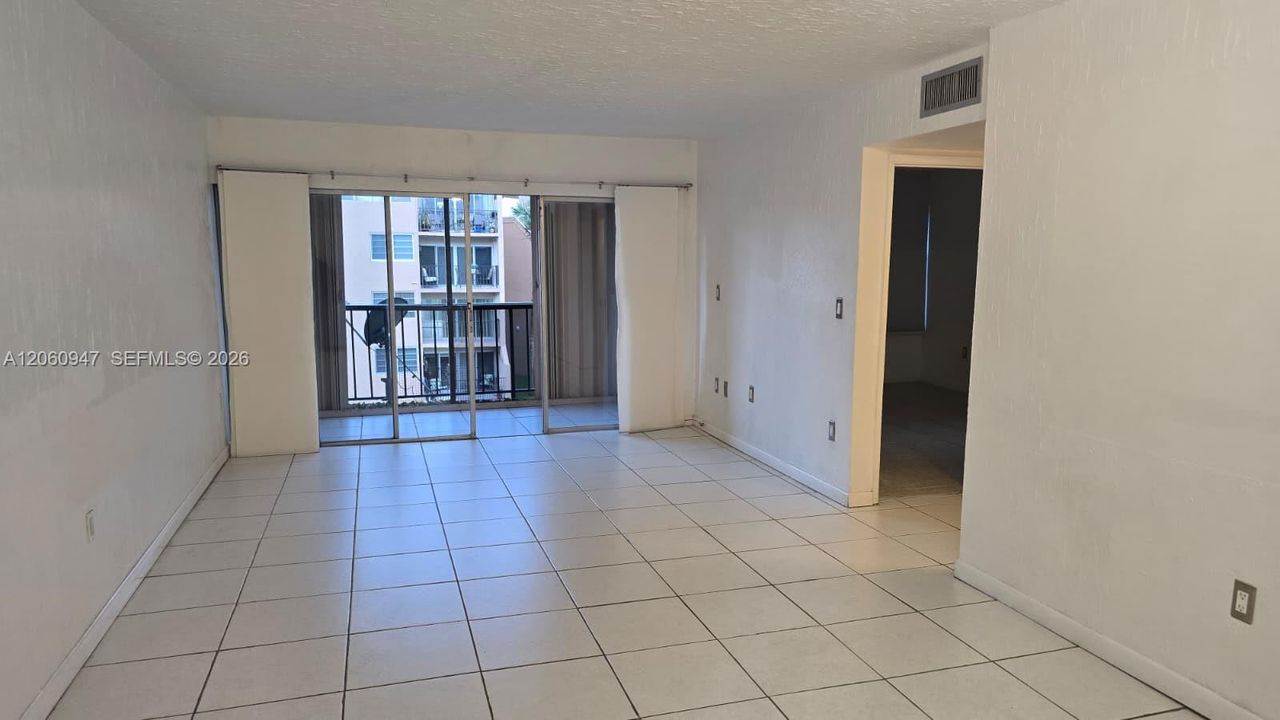 For Rent: $1,900 (1 beds, 1 baths, 839 Square Feet)