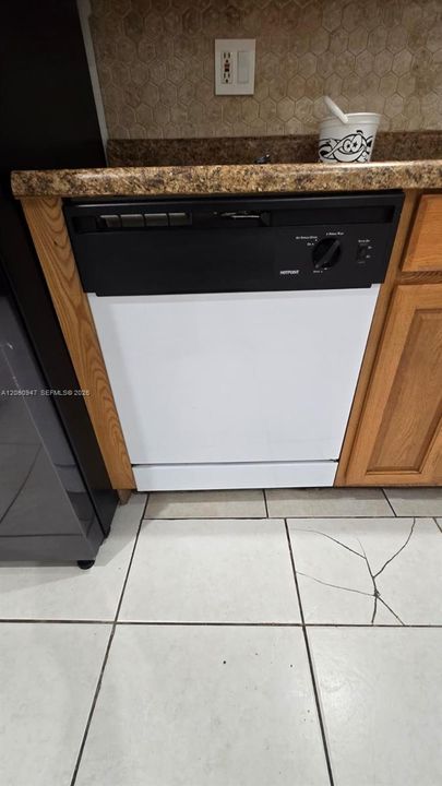 For Rent: $1,900 (1 beds, 1 baths, 839 Square Feet)