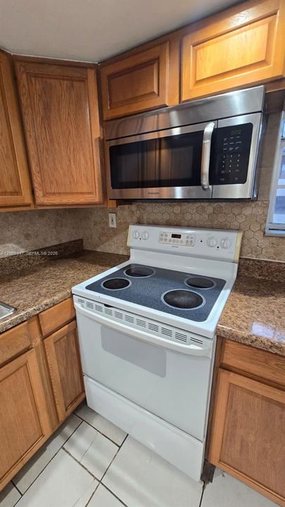 For Rent: $1,900 (1 beds, 1 baths, 839 Square Feet)