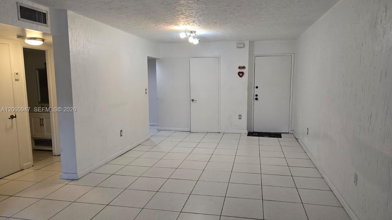 For Rent: $1,900 (1 beds, 1 baths, 839 Square Feet)