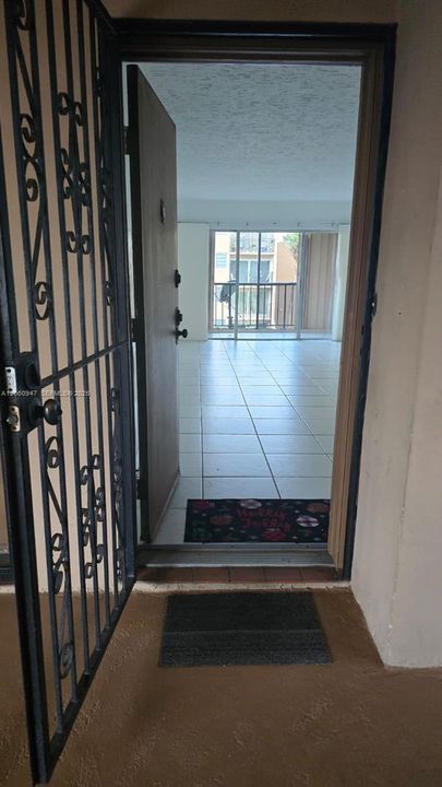 For Rent: $1,900 (1 beds, 1 baths, 839 Square Feet)