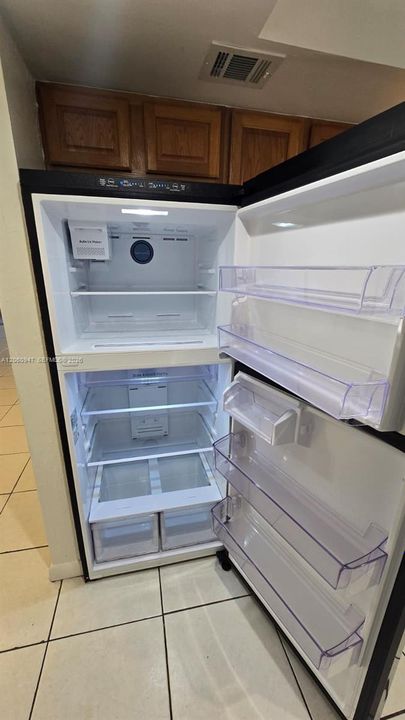 For Rent: $1,900 (1 beds, 1 baths, 839 Square Feet)
