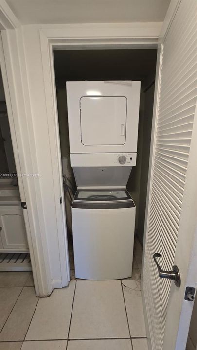 For Rent: $1,900 (1 beds, 1 baths, 839 Square Feet)