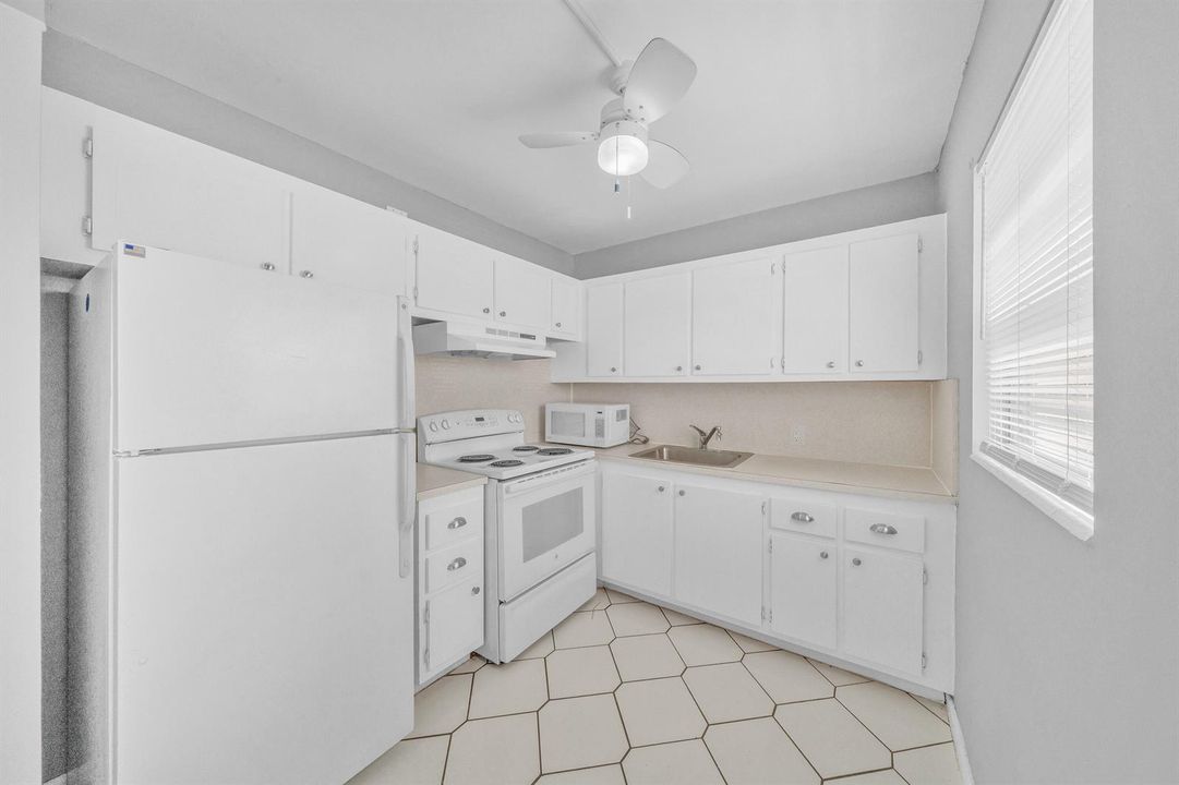 19 Kitchen (2)