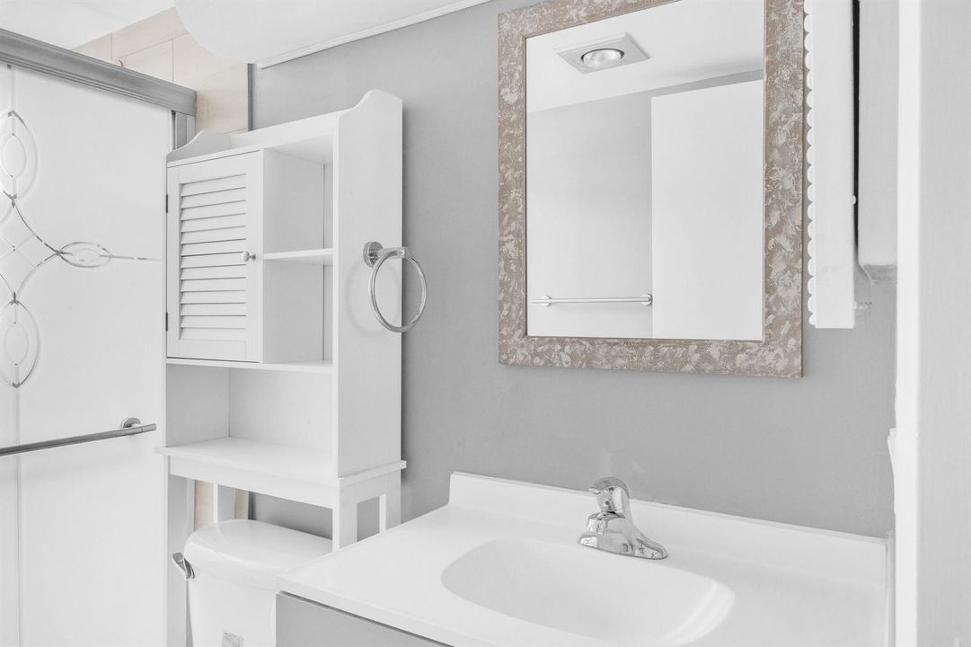 16 Bathroom (02)