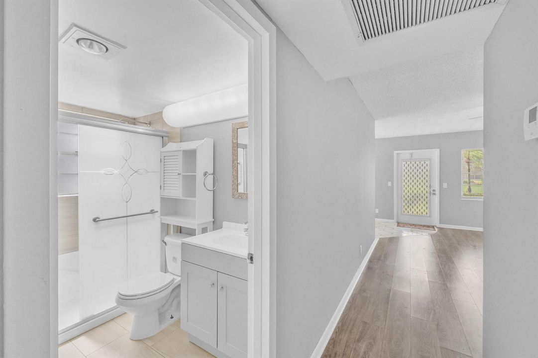 16 Bathroom (01)