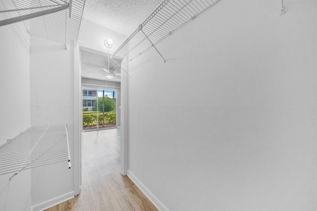 13 Walk-In Closet (2)