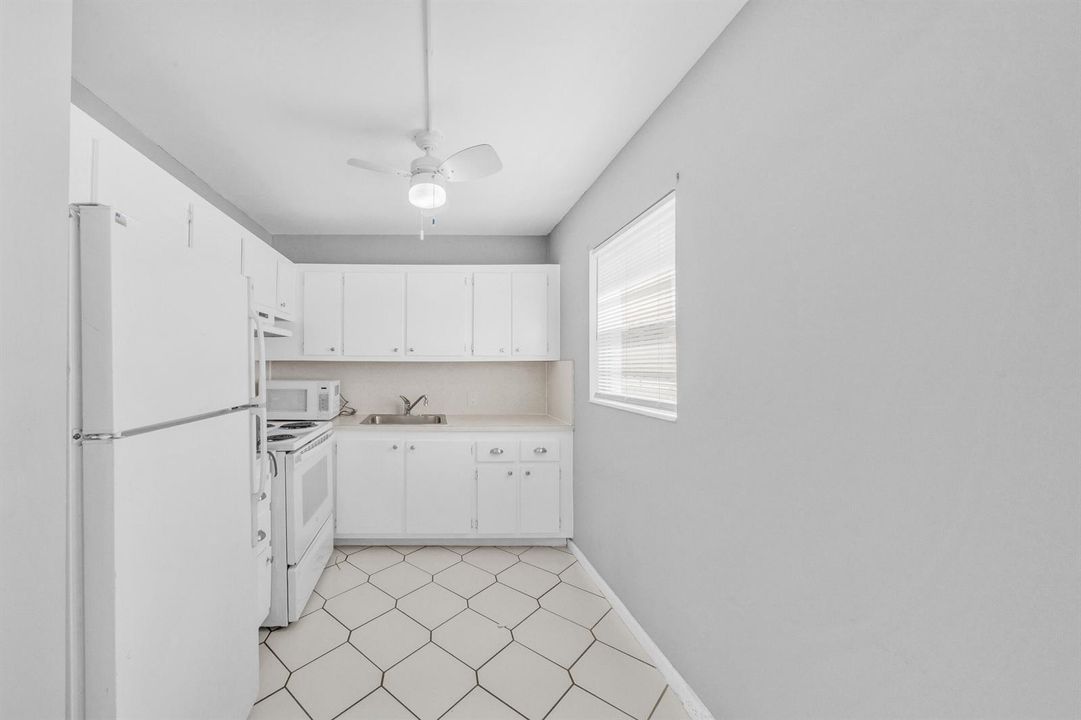 19 Kitchen (1)
