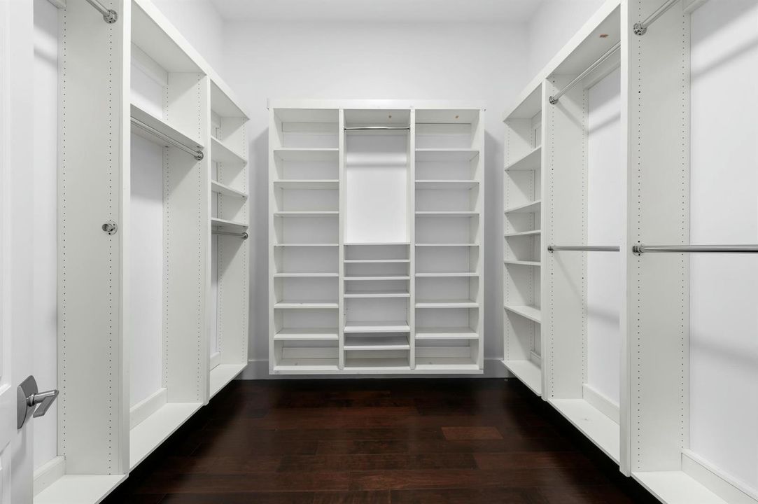 Master closet 1
