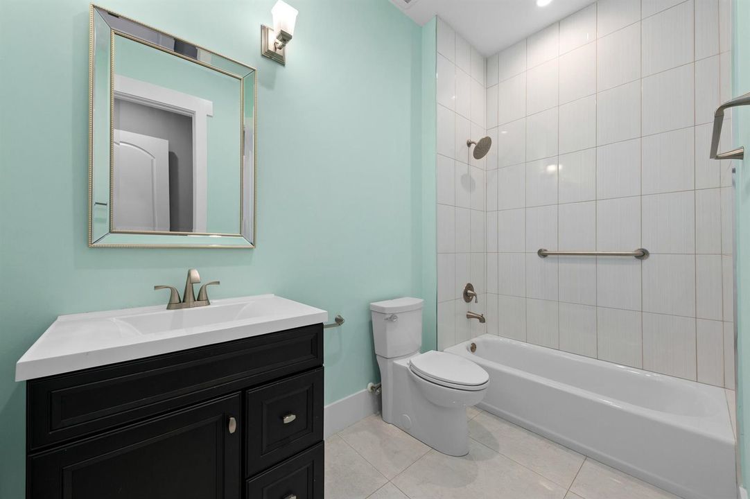 Bedroom 3 en suite bath