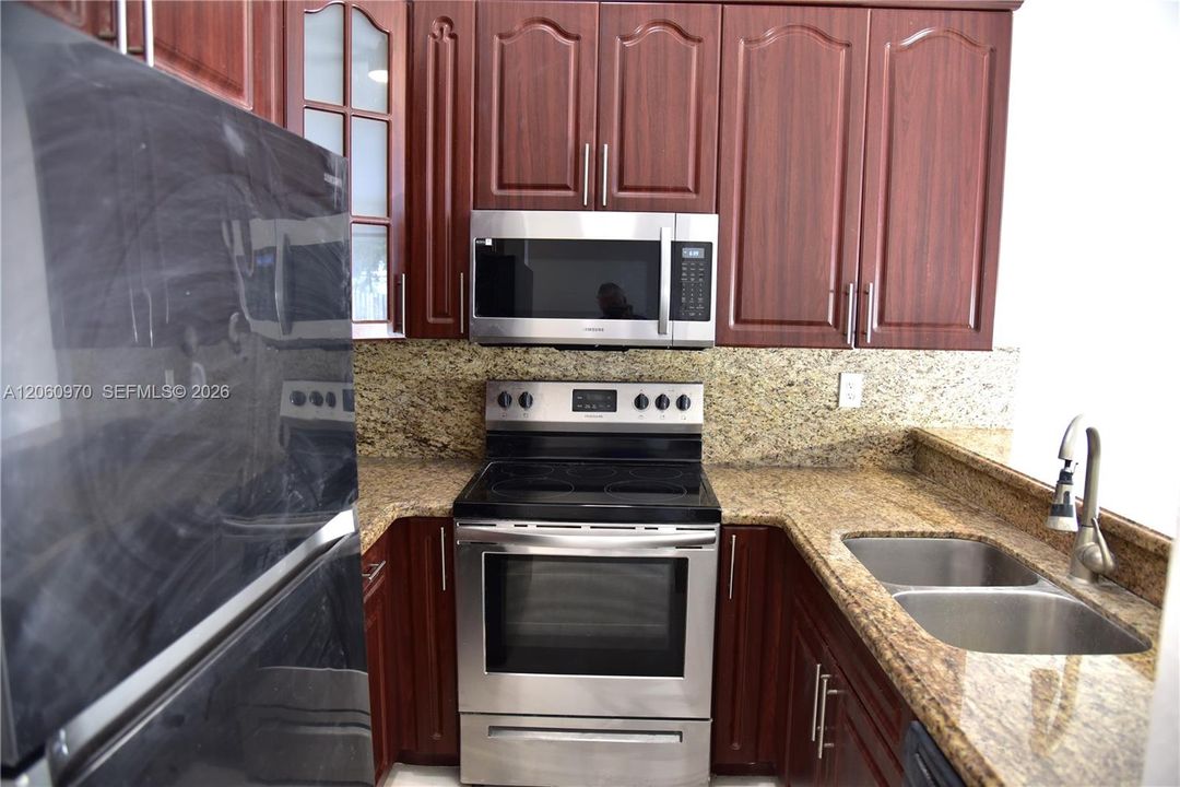 For Rent: $3,400 (3 beds, 2 baths, 1093 Square Feet)