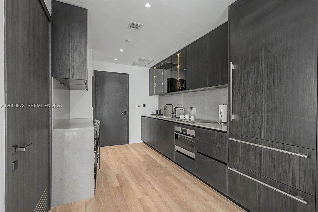 В аренду: $8,500 (2 спален, 2 ванн, 700 Квадратных фут)