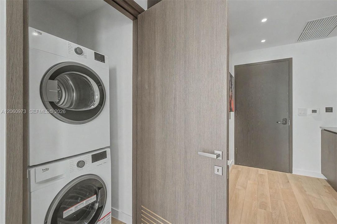В аренду: $8,500 (2 спален, 2 ванн, 700 Квадратных фут)
