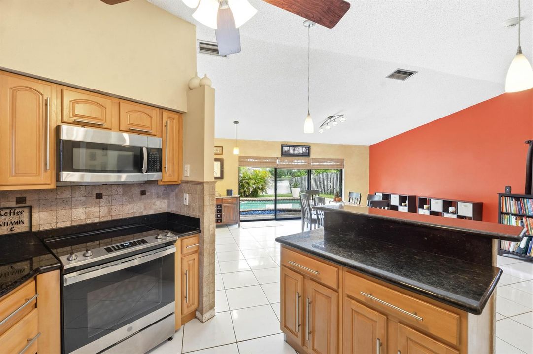 9437 NW 46th Ct_031