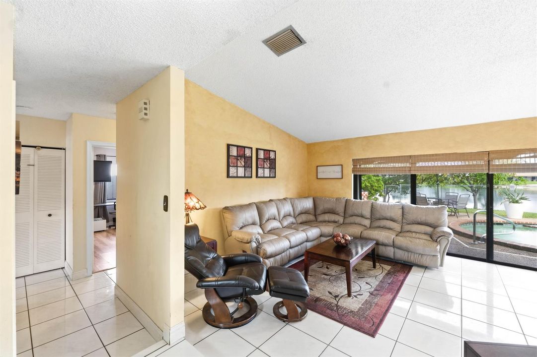 9437 NW 46th Ct_020