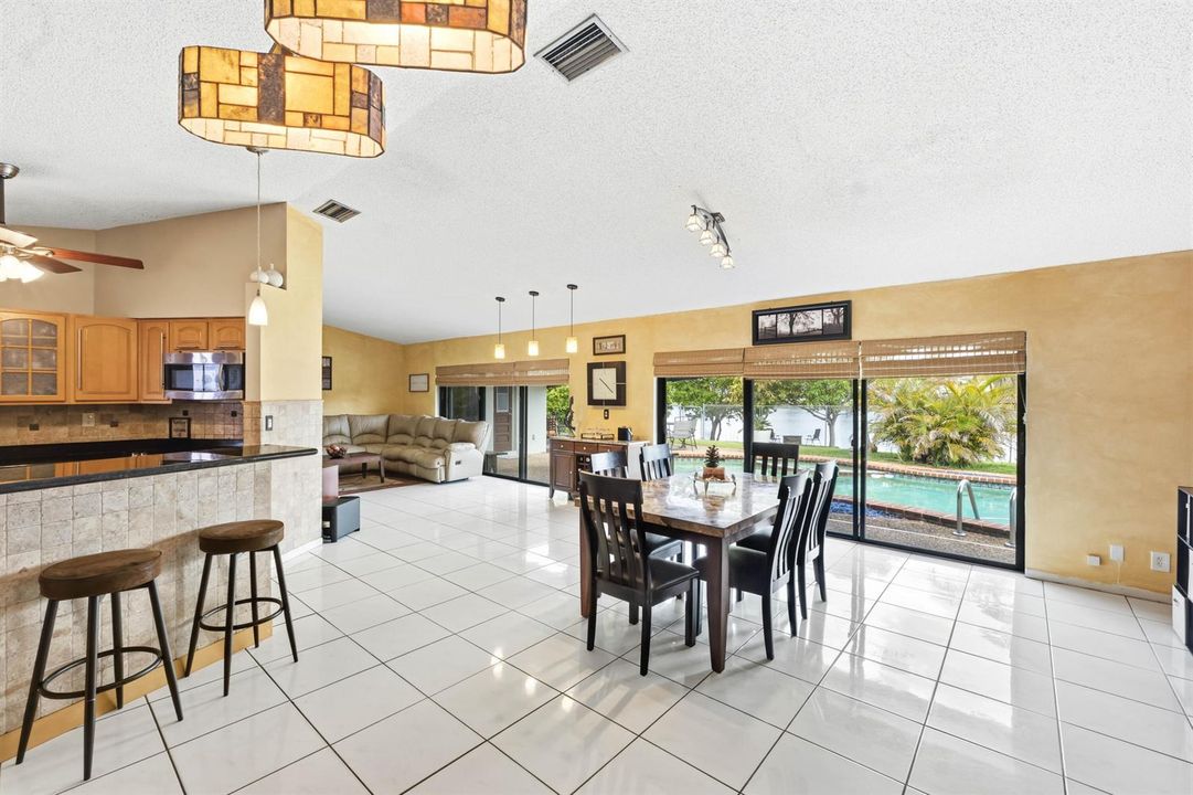 9437 NW 46th Ct_025