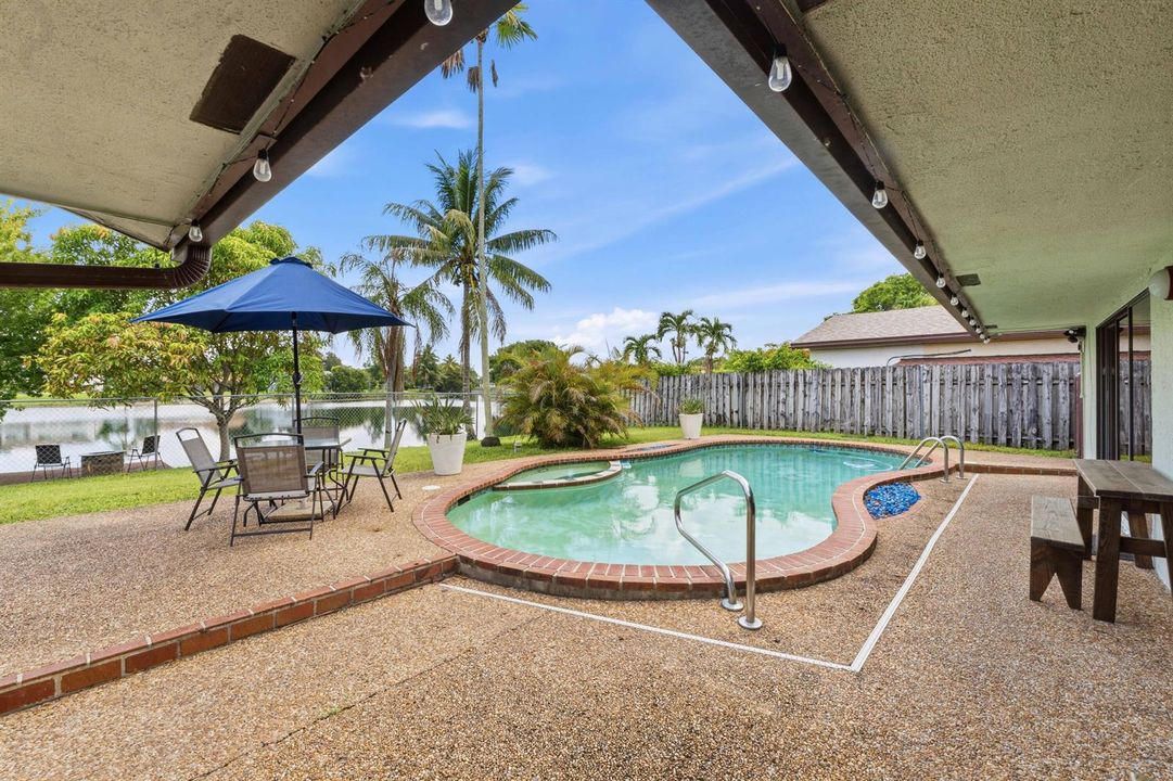 9437 NW 46th Ct_044