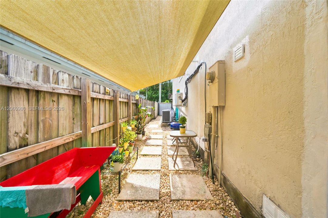 На продажу: $550,000 (4 спален, 2 ванн, 1762 Квадратных фут)