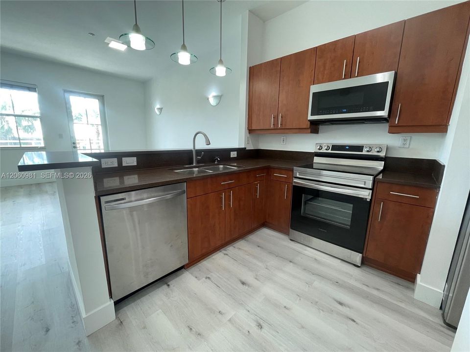 На продажу: $475,000 (2 спален, 2 ванн, 1216 Квадратных фут)