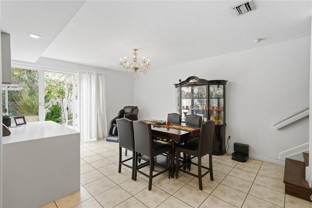 В аренду: $5,959 (5 спален, 3 ванн, 2342 Квадратных фут)
