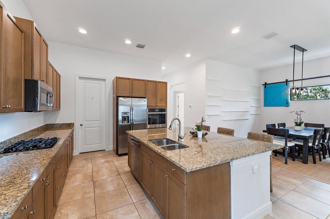 13640 Dumont