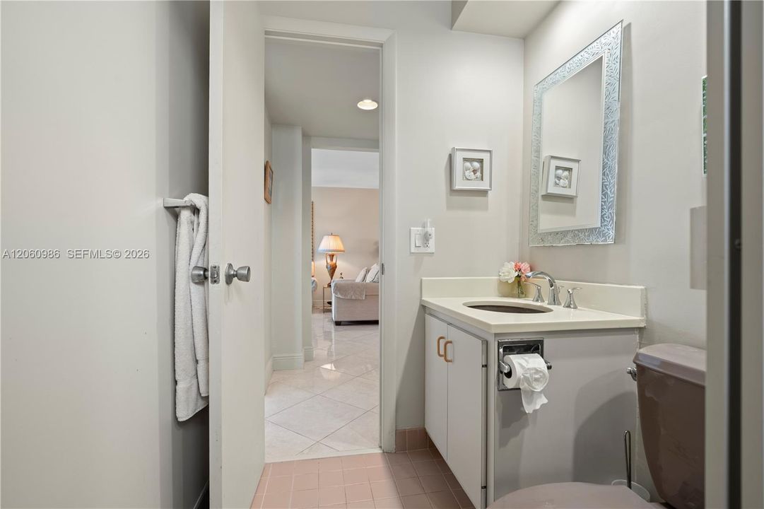 For Sale: $650,000 (2 beds, 2 baths, 904 Square Feet)