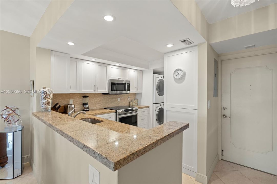 For Sale: $650,000 (2 beds, 2 baths, 904 Square Feet)