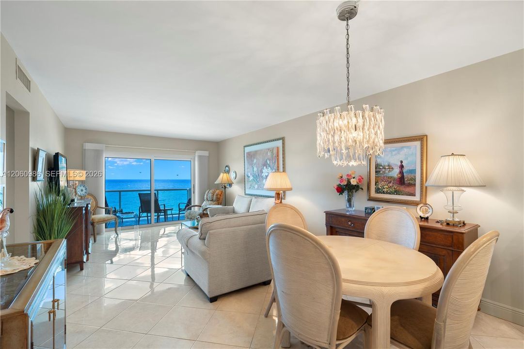 For Sale: $650,000 (2 beds, 2 baths, 904 Square Feet)