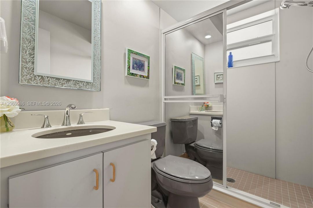 For Sale: $650,000 (2 beds, 2 baths, 904 Square Feet)