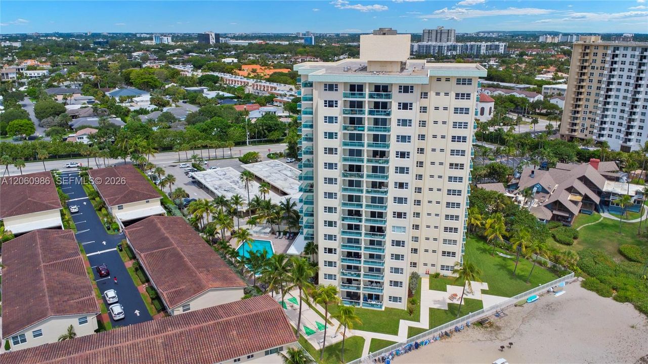 For Sale: $650,000 (2 beds, 2 baths, 904 Square Feet)