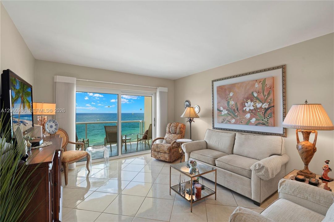For Sale: $650,000 (2 beds, 2 baths, 904 Square Feet)
