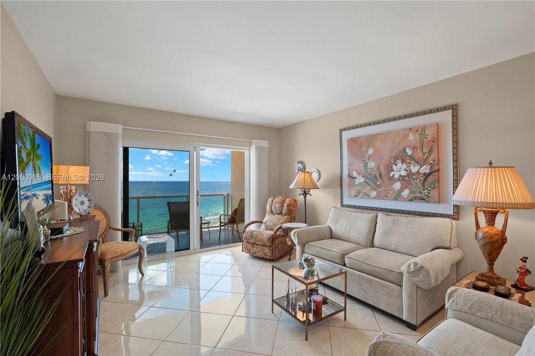 For Sale: $650,000 (2 beds, 2 baths, 904 Square Feet)