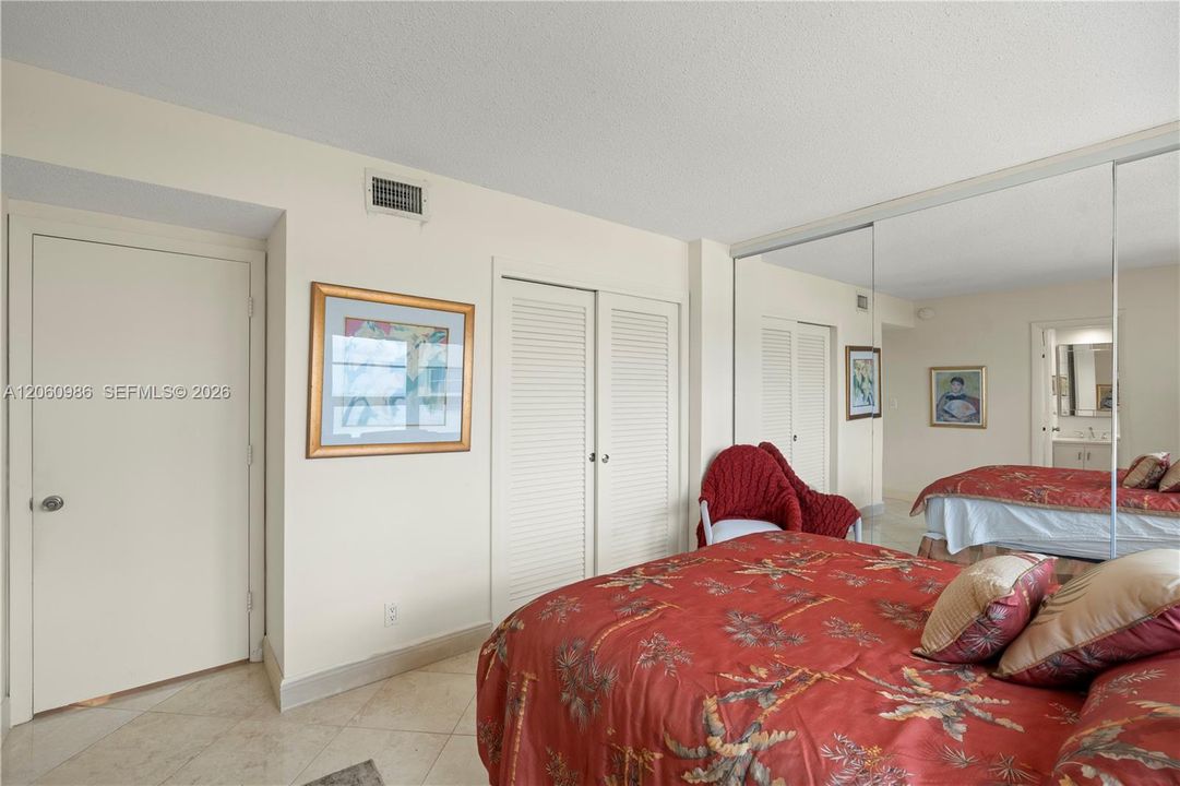 For Sale: $650,000 (2 beds, 2 baths, 904 Square Feet)