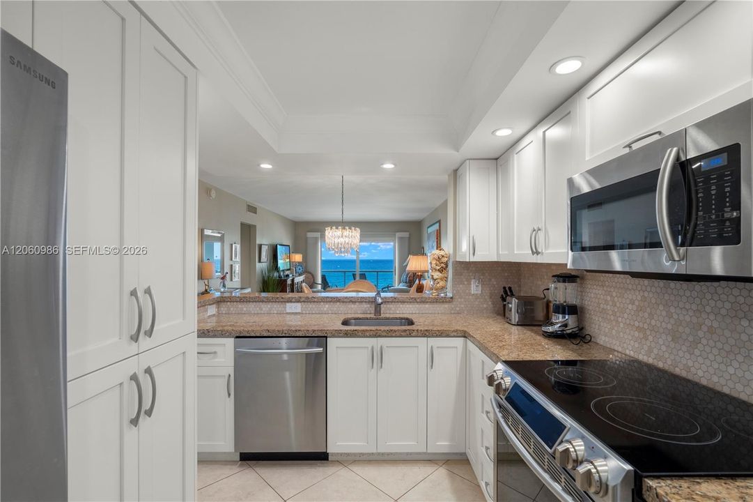 For Sale: $650,000 (2 beds, 2 baths, 904 Square Feet)