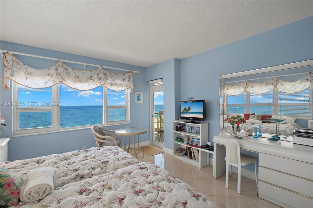 For Sale: $650,000 (2 beds, 2 baths, 904 Square Feet)
