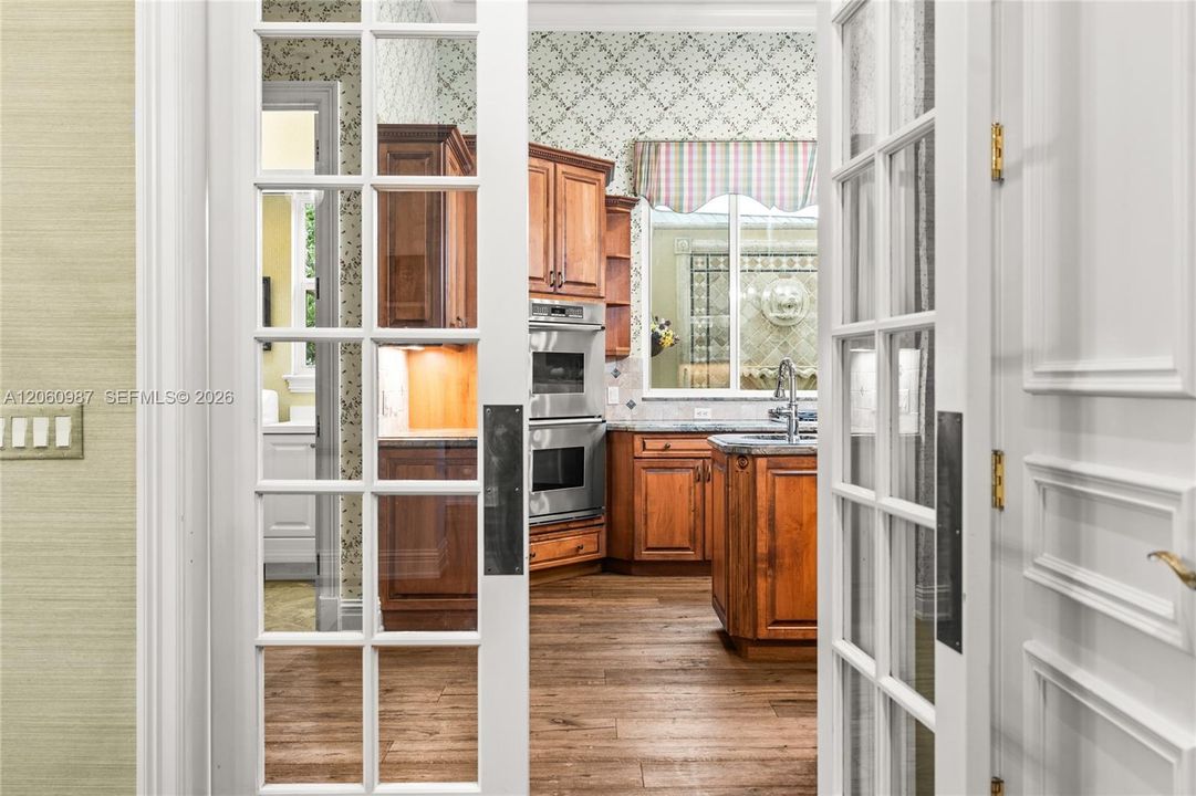 Entry to kitchen from dining room